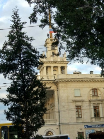 Севастопольские подростки повадились лазить на крышу Матросского клуба
