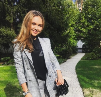 Стефания Маликова вышла в свет в платье за 300 тысяч