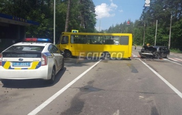 В Киеве Audi врезалось в маршрутку: до 10 пострадавших