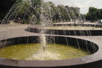 В центре Симферополя "позеленели" фонтаны