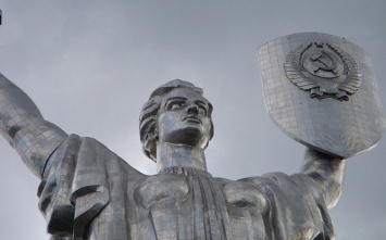 В Минкульте объяснили, почему не демонтируют герб СССР на монументе "Родина-мать"