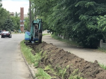 Электросеть рассказала, зачем траншеи в центре города роет (фото)