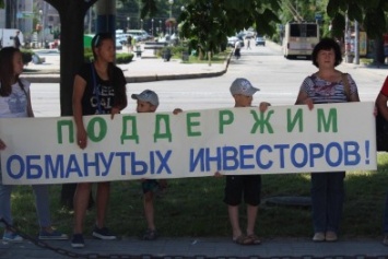 Под запорожской мэрией проходит митинг, участников не пустили на сессию, - ФОТО