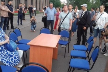 Члены Криворожской ГИК проведут заседание на улице перед "заминированный" горисполкомом (ФОТО)