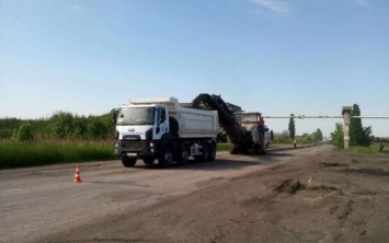 Фотофакт: на трассе "Днепр-Кривой Рог" убирают асфальт