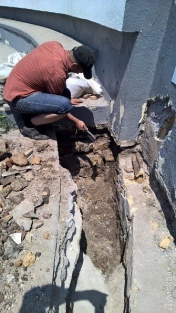 Реставраторы обнажили спрятанную под землей часть Воронцовской колоннады и сделали важное открытие