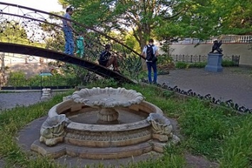 В уголке старой Одессы разбили скульптуру (ФОТО)