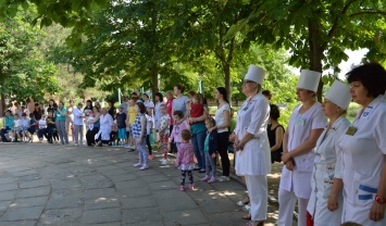 Пациентам городской детской больницы ко Дню защиты детей подарили праздник с конкурсами и подарками