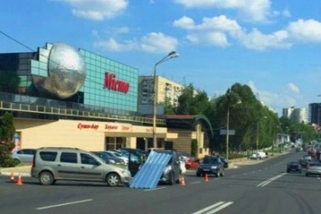 На Клочковской с крыши движущегося автомобиля упал кусок забора и пробил машине лобовое стекло (ФОТО)