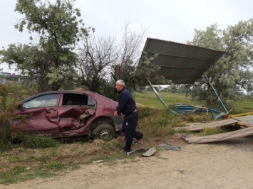 В Крыму иномарка на полном ходу влетела в остановку