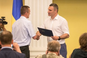 Кличко вручил 50 сертификатов на квартиры участникам АТО
