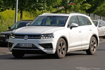 Volkswagen Touareg вновь "засветился" без камуфляжа