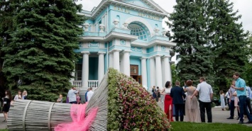 В центре Харькова появилась клумба в виде букета невесты