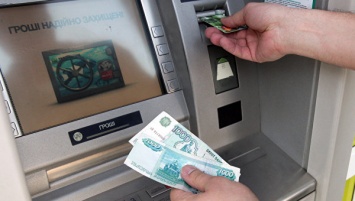 Туристы в Крыму могут без проблем снимать деньги с карточек российских банков и оплачивать услуги