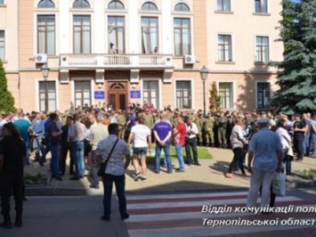 Газовые баллончики и нож изъяли у митингующих возле Тернопольского горсовета