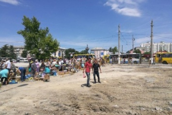 В Симферополе "стихийщики" продолжают торговать на руинах у Центрального рынка (ФОТОФАКТ)