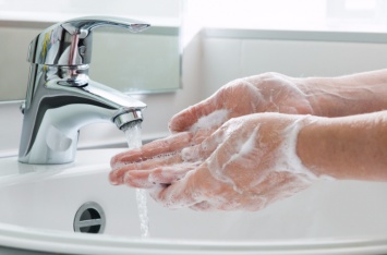 Названа оптимальная температура воды при мытье рук