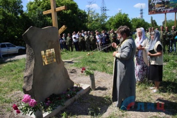 В оккупированном Луганске установили очередной памятник сепаратистам (ФОТО)