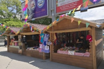 Симферопольцы разочарованы: в центре города торгуют ширпотребом и дорогим медом (ФОТОФАКТ)
