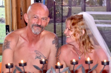 А невеста-то голая! 47-летняя жительница Австралии вышла замуж без платья