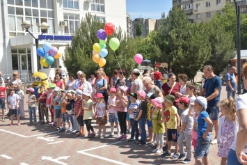 Праздник продолжается: сотни одесских детей получили подарки от депутатов горсовета