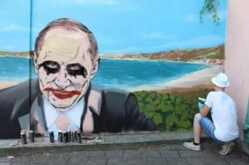Крымчане выразили «любовь» к Путину на его портретах (фото)