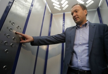 У Кличко завершают работы по установке в жилых домах 50 новых лифтов