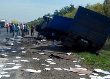 Под Оренбургом «лоб в лоб» столкнулись КамАЗ с «Газелью»