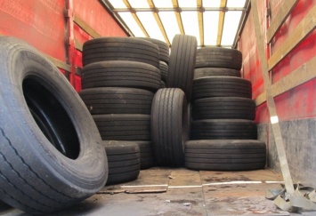 Запорожские таможенники изъяли контрабандные шины на 90 тысяч