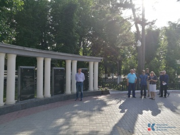 Вячеслав Бутусов во время прогулки по Симферополю посетил памятник «Вежливым людям» и сквер «Победы»
