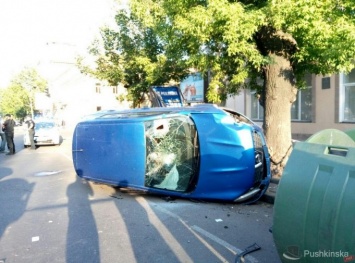 На Большой Арнаутской перевернулся автомобиль