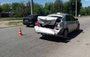 В такси с ребенком врезался в грузовик