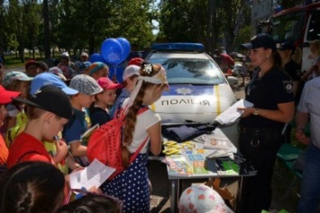 Николаевские патрульные покатали на полицейской машине малышей и показали спецсредства (ФОТО)