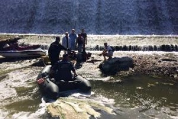 В Житомире мужчина на водном мотоцикле взлетел на плотине и оказался в воде без сознания