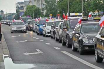 В четырех крупнейших городах Польши протестуют водители такси