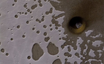 Ученые NASA нашли на Марсе загадочную дыру