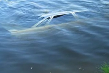 Трагическое ДТП в Сумах: автомобиль с пассажиром утонул в озере