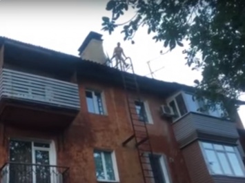 Нестандартный Днепр: мужчина нагишом "загорал" на крыше высотки