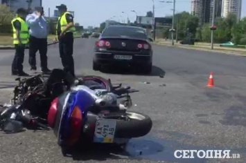 На проспекте Шухевича в Киеве мотоцикл врезался в легковушку, байкер в реанимации