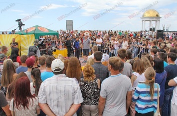 В Бердянске прошла съемка шоу "Караоке на майдане"