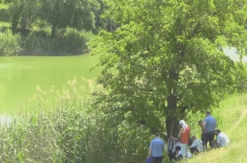 В Кривом Роге в озере нашли пакет с человеческим останками