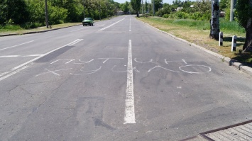"Путин - х**ло! "ДНР" - л**и!" - в Донецке на месте трагической гибели женщины и ранения ее сына появились антироссийские надписи (кадры)