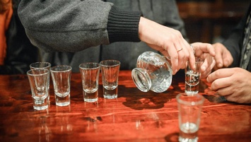 Даже небольшие дозы алкоголя атрофируют мозг, выяснили ученые