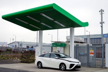 Британские журналисты провели тест водородного Toyota Mirai