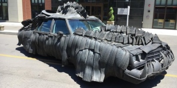 Автолюбитель превратил свою машину в «резинового динозавра»