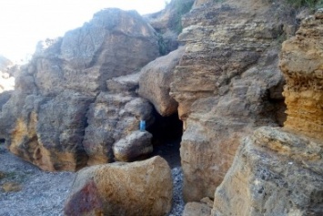Пещера на одесском пляже: Окно в небо и сквозные ходы (ФОТО)