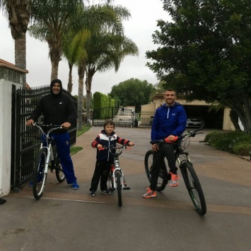 Разносторонний: Ломаченко оседлал с сыном велосипед