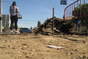 Еду к обеду, а к ужину домой приеду: В Одессе уже неделю "мучают" остановку (ФОТО)