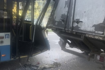 В Симферополе троллейбус врезался в грузовик: женщине сломала ногу (ФОТО)