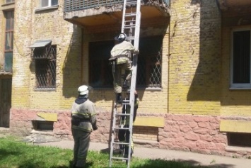 Вчера в Покровске спасатели открывали дверь, запертую 3-летним ребенком